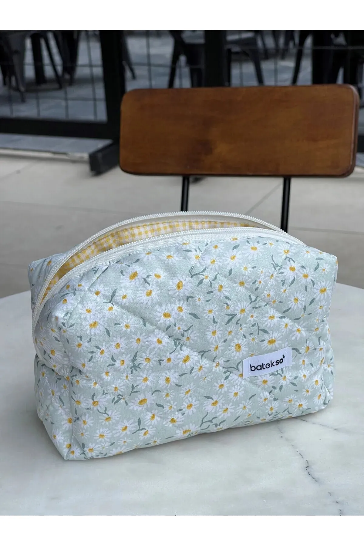 Batekso White Daisy Pattern Makeup Bag