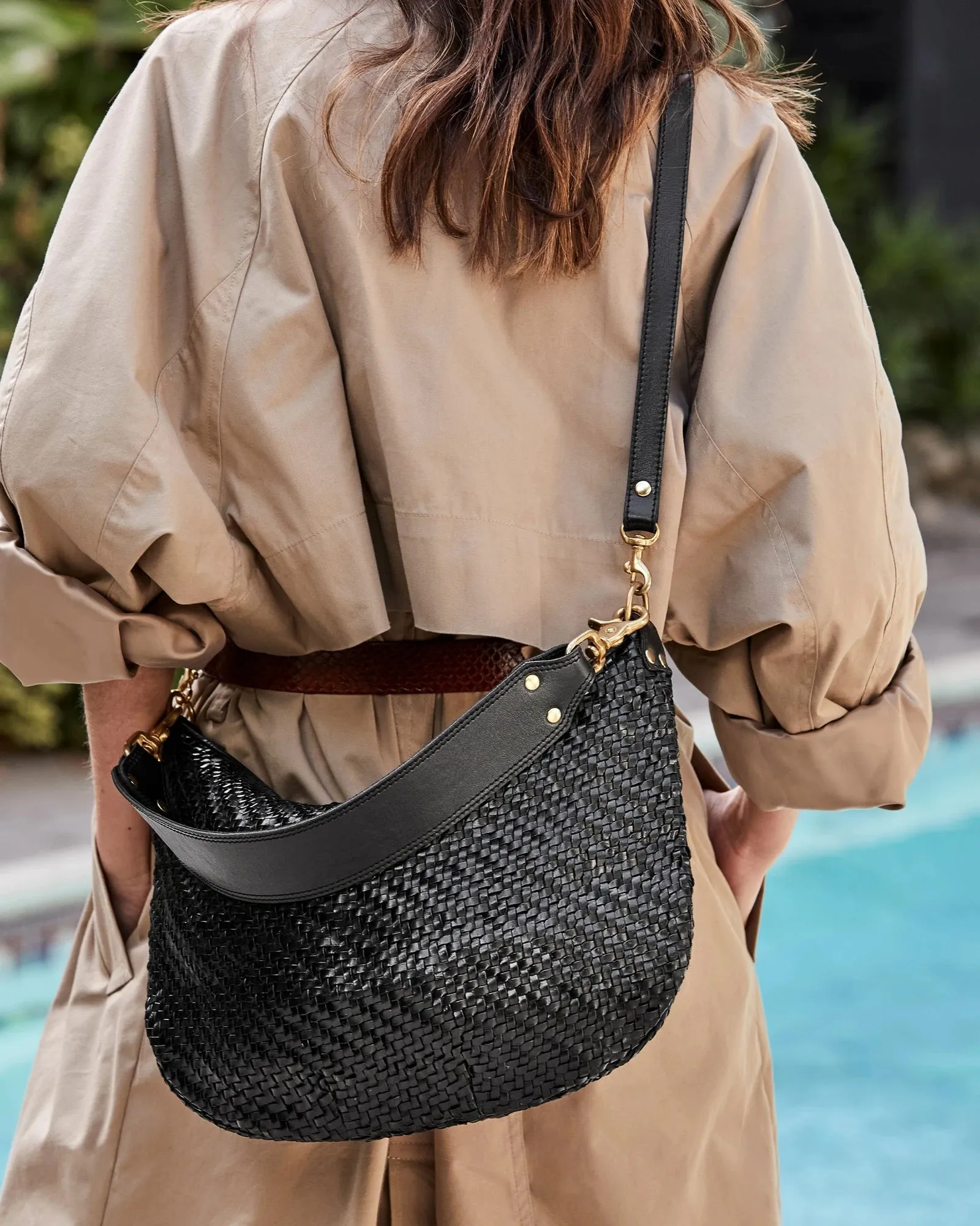 Clare V. - Moyen Messenger in Black Woven Zig Zag